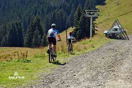Vététiste en montagne